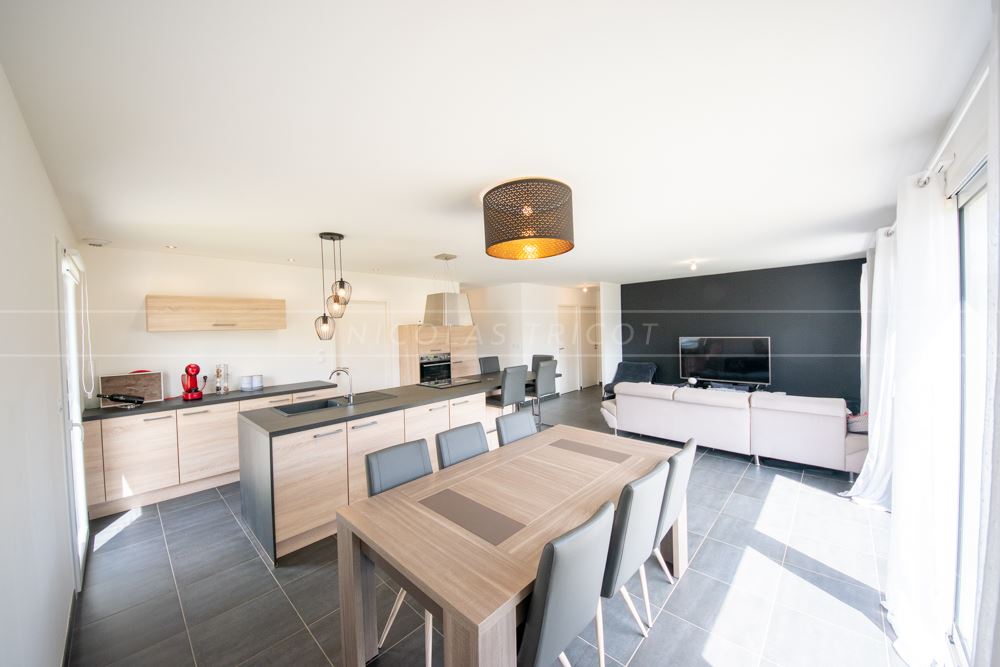 MAISON DE PLAIN PIED - ANNEE 2019 - 90 M² - 2 CHAMBRES - TERRAIN ENVIRON 400 M² - CENTRE VILLE